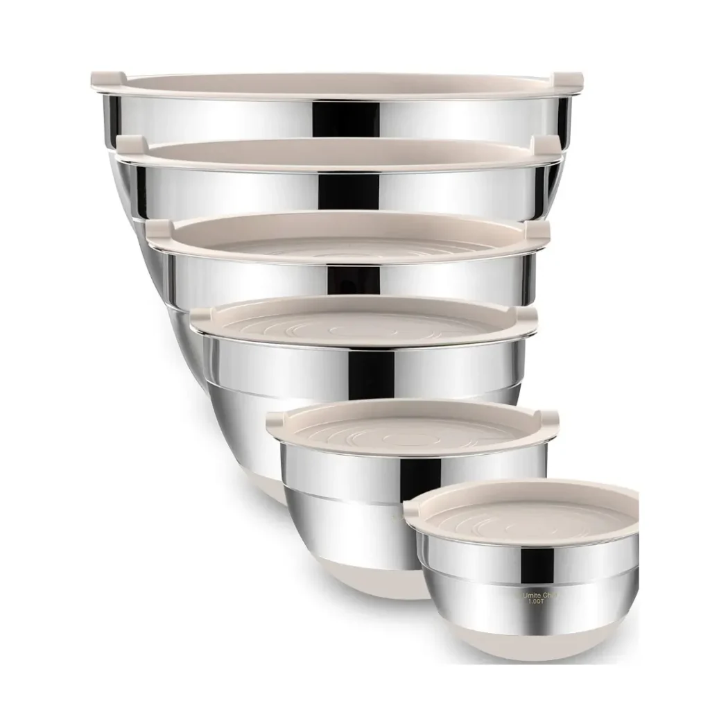 Mixing bowls for preparing matcha tiramisu cream and matcha dip